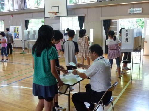 選挙なるほど教室鷹取小学校模擬投票投票用紙交付