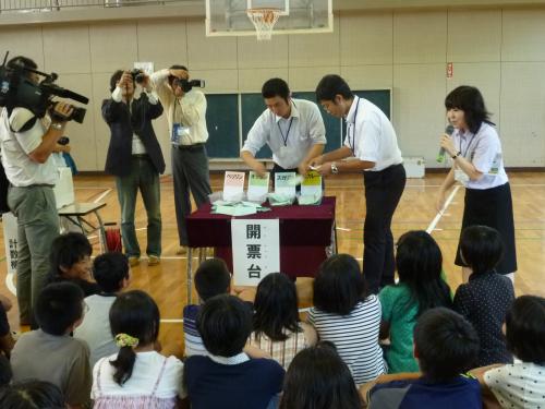 選挙なるほど教室鷹取小学校開票実演候補者ごとの仕分け作業