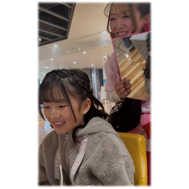 2502えんむすびさんのヘアアレンジ体験の様子
