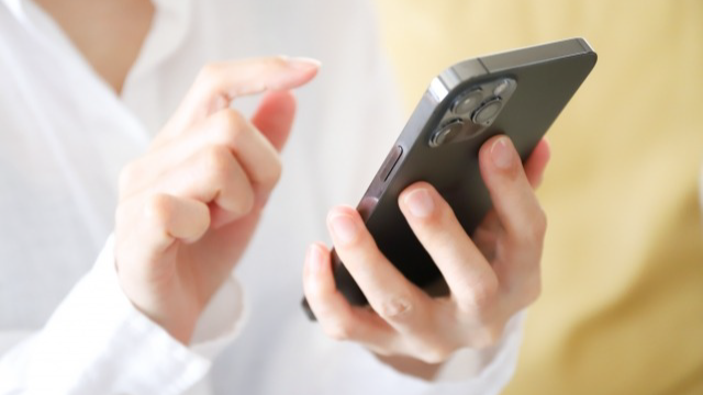 スマホを触る人の画像