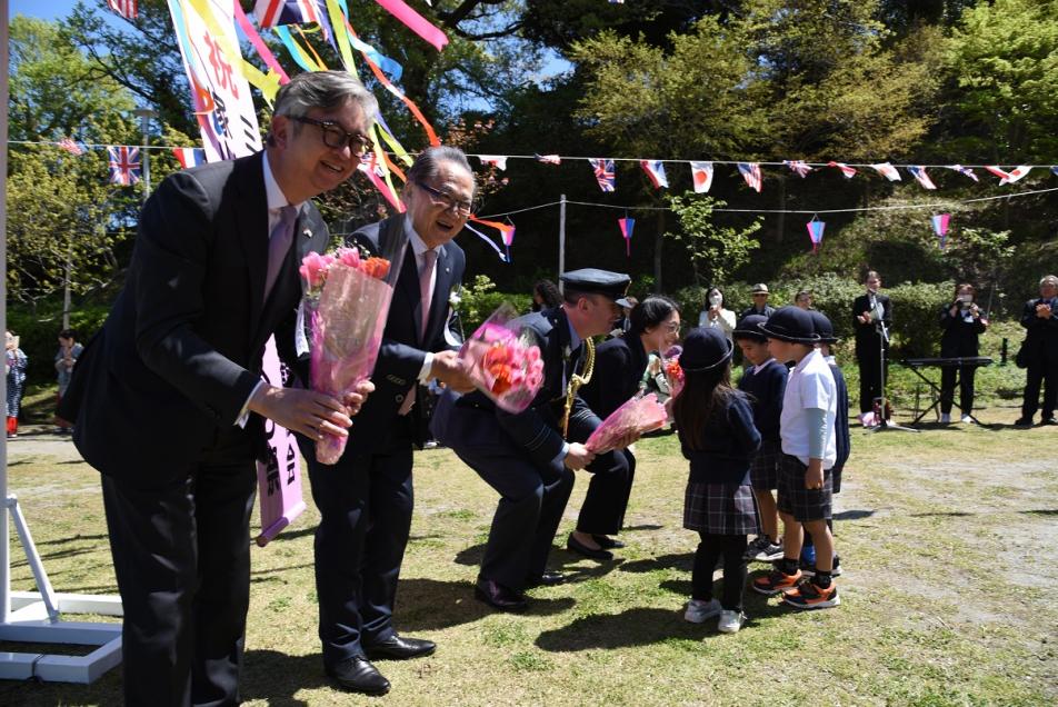 園児からの花束贈呈