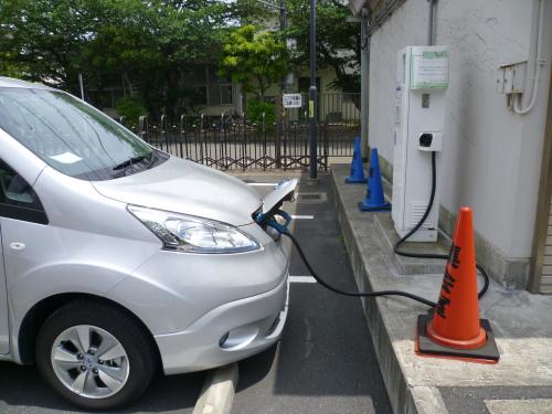 給電中の電気自動車（EV）