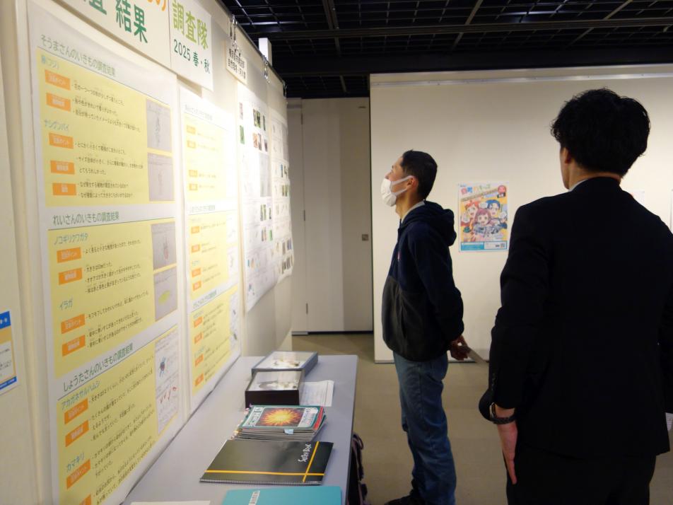 小松さんが展示を見ている