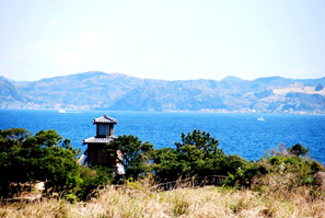 江戸期の灯台「燈明堂」(復元)と浦賀沖の風景