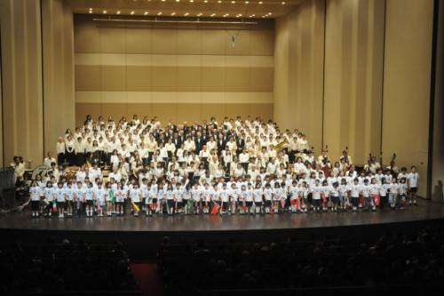合唱と管弦楽のための組曲「横須賀」を歌い上げる児童合唱団・混声合唱団・管弦楽団