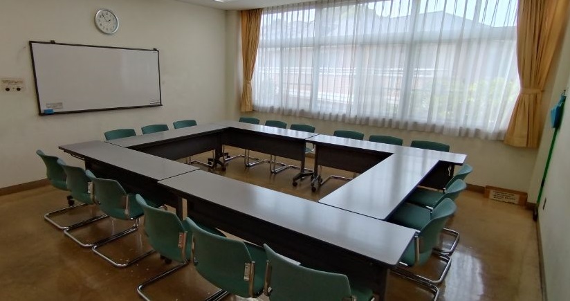 青少年会館の小会議室（入口から撮影）