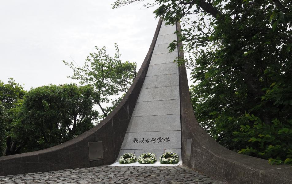 R7慰霊塔代表献花3