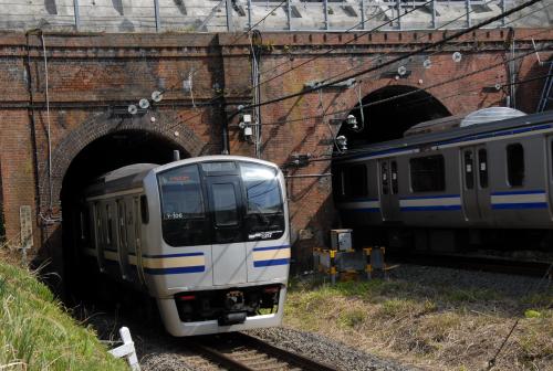 トンネルを抜ける電車