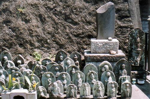 盛福寺山門前の石仏と松竹庵酔月句碑写真