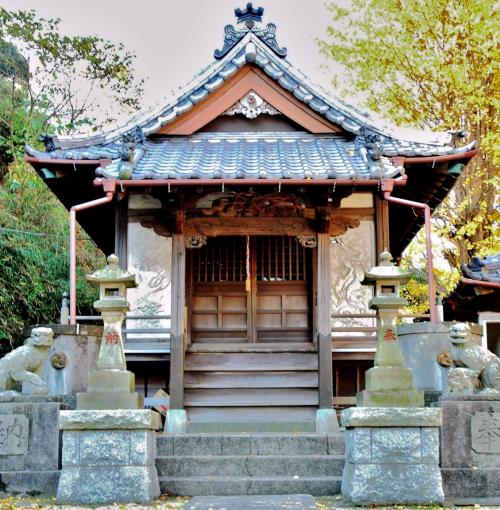 大六天榊神社正面左右壁