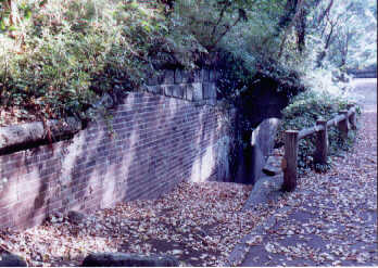 三軒家砲台の弾薬庫跡