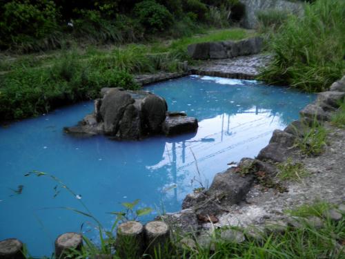 青色に着色した池