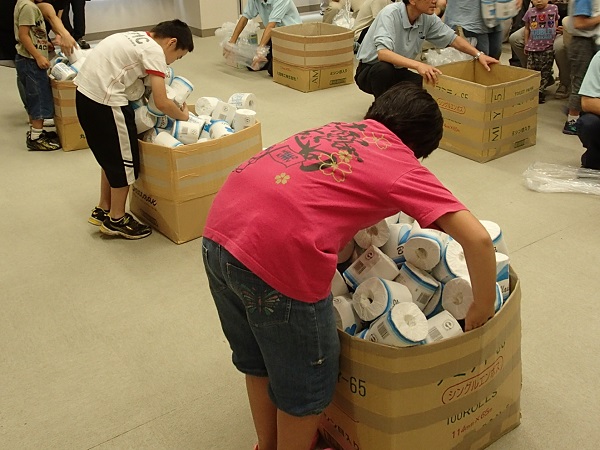 トイレットペーパーつかみ取り