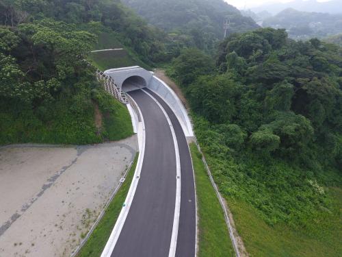 施設建設地までの道路途中に新設したトンネル