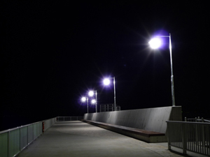 夜の遊歩道の写真