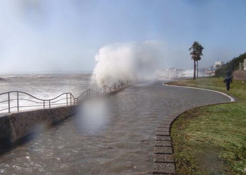 写真：北下浦漁港海岸越波状況