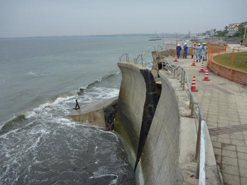 写真：海岸侵食による被災状況