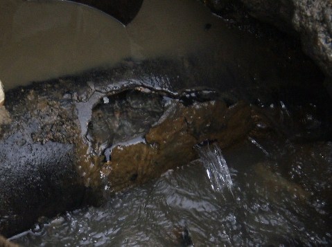 古くなり漏水した水道管