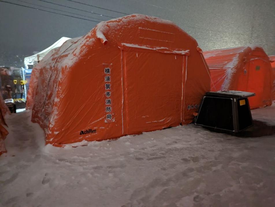 雪が積もったテント