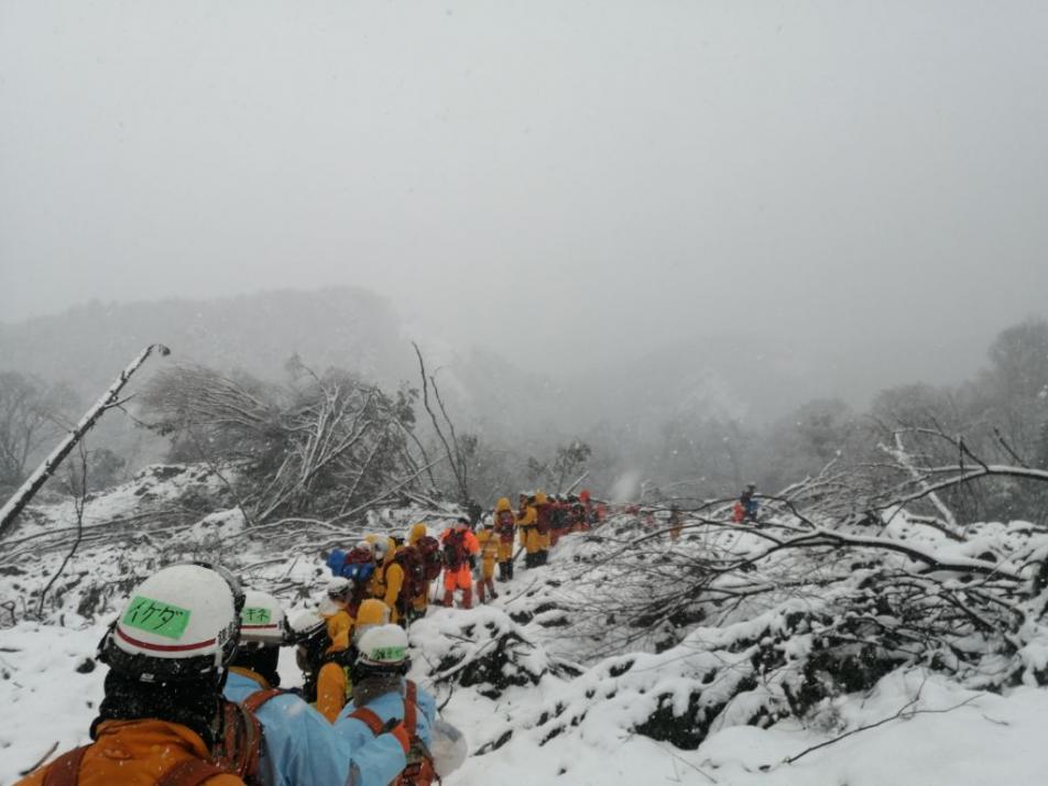 雪山の中の隊列