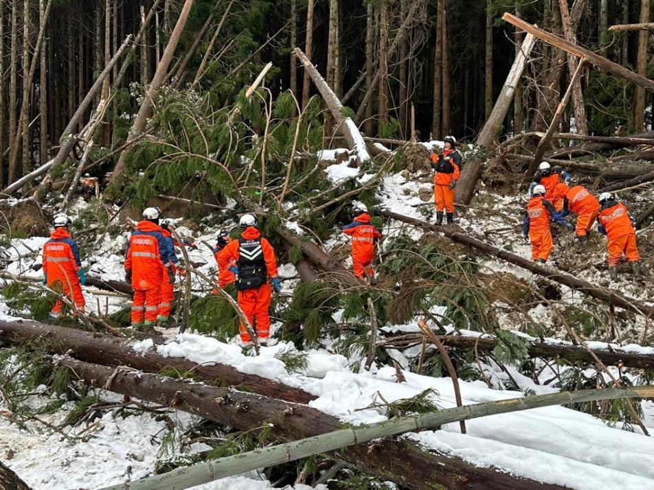 山林の雪山を捜索