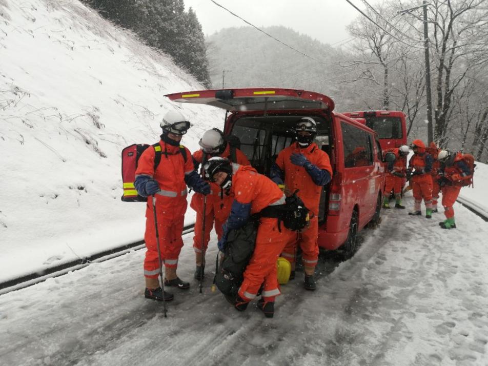 車両から降りて徒歩で現場に