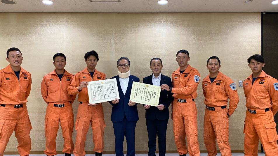 上地市長、平澤副市長と消防局救助隊員