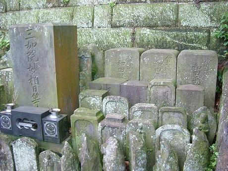 会津藩士と家族の墓碑