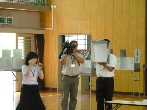 選挙なるほど教室鷹取小学校投票箱組み立て実演