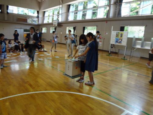 選挙なるほど教室鷹取小学校模擬投票投票箱に投票用紙を入れる様子