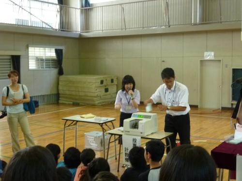 選挙なるほど教室鷹取小学校開票実演投票用紙計数機を使っての集計作業