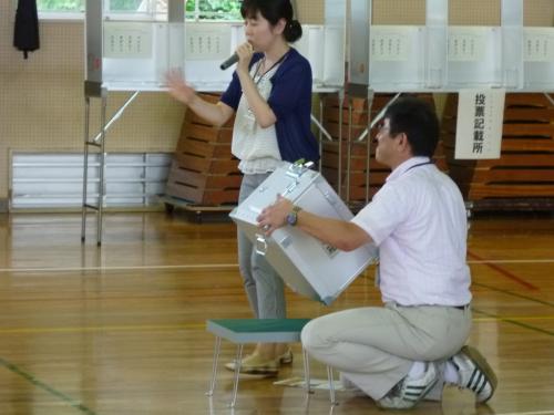 選挙なるほど教室浦賀小学校模擬投票投票終了後、投票箱にカギをかける実演