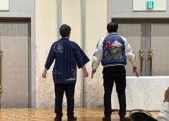 祝賀会における両市の記念品交換
