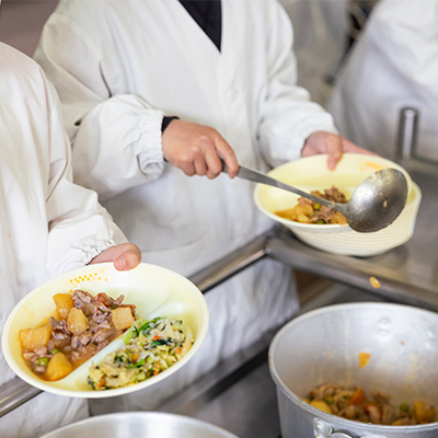 小学生の給食費を無償に
